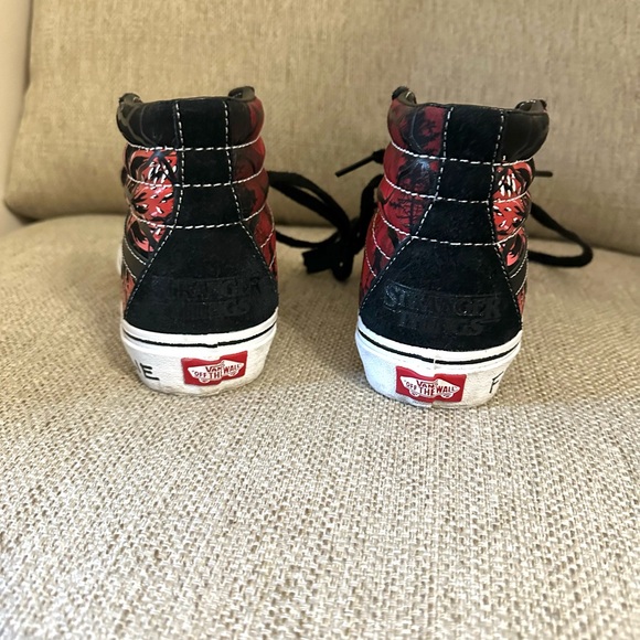 STRANGER THINGS HIGH TOP VANS- Limited Addition - Picture 4 of 8